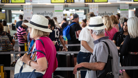 27/08/2019 - Diferentes viajeros esperan en el puesto de Check-In de la compañía Vueling en el Aeropuerto de El Prat, durante la huelga del personal de tierra de Iberia en Barcelona / EUROPA PRESS