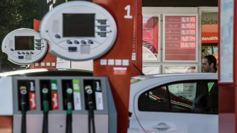 El precio del litro de gasolina se sitúa en mínimos desde mediados de 2009. EFE