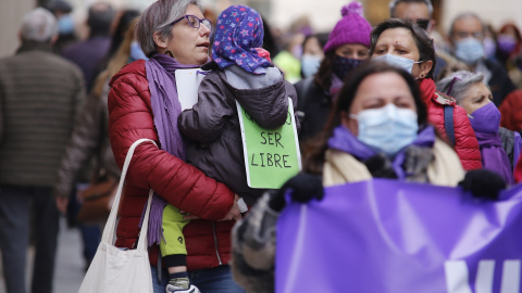 Imagen de archivo de varias mujeres y una niña en una manifestación en defensa de los derechos de las mujeres.