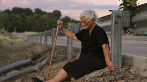 FOTO: María Martín, en la carretera de Buenaventura (Toledo) bajo la que yace, en una fosa común, su madre.- ALMUDENA CARRACEDO