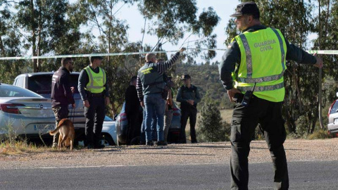 Efectivos de la Guardia Civil inspeccionan el paraje La Mimbrera en el término municipal de El Campillo (Huelva) donde se halló el cuerpo sin vida de Laura Luelmo. (JULIÁN PÉREZ | EFE)