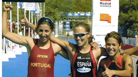 Pilar Hidalgo (centro) cuando terminó tercera en la prueba de la Copa del Mundo en Madrid en 2003. /EFE