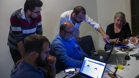 Manuel Barreiro, en el centro de la imagen, sentado con el equipo de campaña de las autonómicas de 2016