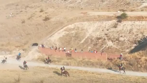 29/08/2019 - Captura del vídeo donde se muestra al toro dirigirse hacia el mundo donde se encontraba la víctima. / ELDIASEGOVIA