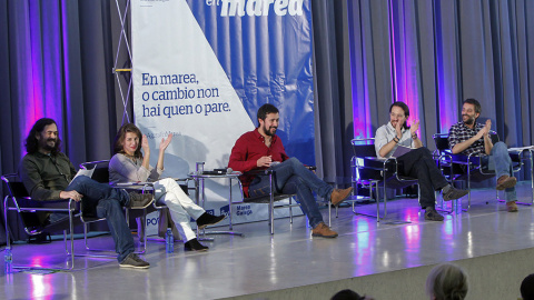 Mitin de En Marea, conducido por Antón Gómez-Reino en A Coruña (2015), con presencia de Pablo Iglesias, Yolanda Díaz, Antón Sánchez y el exalcalde de A Coruña, Xulio Ferreiro.