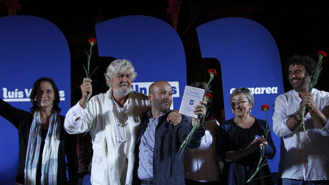 Xosé Manuel Beiras abraza a Luís Villares en el mitin de cierre de las autonómicas de 2016.