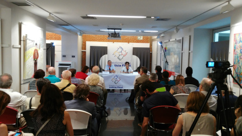 Juan Gimeno, catedrático de Economía, y Lourdes Lucía, cofundadora de Attac, en la presentación de la Plataforma por la Justicia Fiscal.