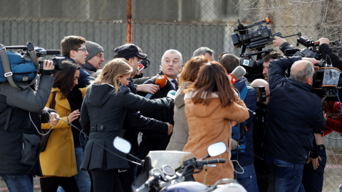 El extesorero del PP Luis Bárcenas, rodeados de periodistas tras declarar como testigo en la Audiencia Nacional en el juicio a la rama valenciana de Gürtel. EFE/Juan Carlos Hidalgo