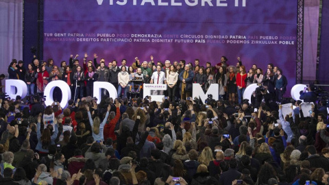 Cargos y representantes de Podemos saludan desde el escenario en el cierre del Congreso de Vistalegre. /MANOLO FINISH