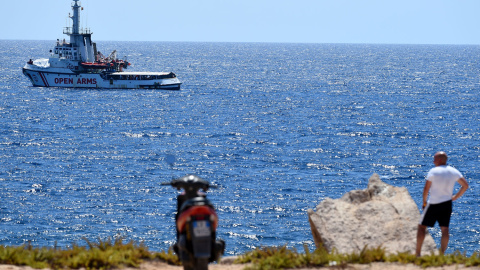 El barco Open Arms visto desde la isla de Lampedusa. - REUTERS