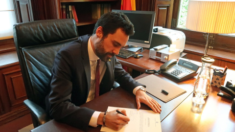 El president del Parlament, Roger Torrent, signant la proposta de Carles Puigdemont com a candidat a la investidura, el passar 23 de gener. Parlament de Catalunya.