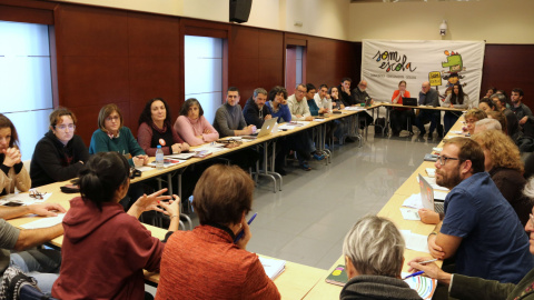 Membres de Som Escola en una assemblea per tractar la visita d'un grup d'eurodiputats per analitzar la immersió lingüística catalana