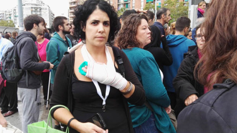 Marta Torrecillas, la mujer que denunció a la Policía por romperle los dedos de la mano durante el 1-O.