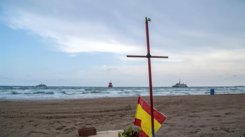 Algunos vecinos de La Manga colocan objetos como homenaje al piloto de la Academia General del Aire (AGA) fallecido el lunes tras estrellarse en un caza C-101 del Ejército de Aire.- EFE/Cristóbal Osete