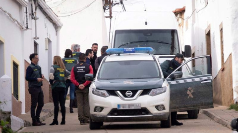 Efectivos de la UCO Guardia Civil inspeccionan una vivienda en la calle Córdoba de El Campillo (Huelva). (JULIÁN PÉREZ | EFE)