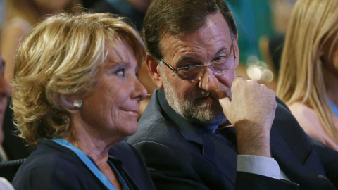 a portavoz del PP en el Ayuntamiento de Madrid, Esperanza Aguirre (i),conversa con el presidente del Gobierno, Mariano Rajoy en la Conferencia Política del PP. / PACO CAMPOS (EFE)