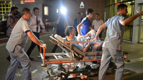 Médicos llevan a heridos a un hospital tras el atentado en el aeropuerto de Estambul. - EFE