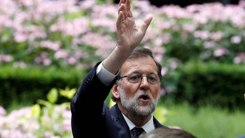 Mariano Rajoy llama al coche oficial en Bruselas. / PHIL NOBLE (REUTERS)