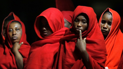 Un grupo de migrantes rescatados frente a la costa española en el Mar Mediterráneo. Reuters