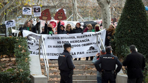 Activistas de la Plataforma de Afectados por la Hipoteca (PAH), durante la acción que han llevado a cabo en la plaza de la Villa de París previa a registrar una acción judicial en la Audiencia Nacional y después de haberse concentrado ante 