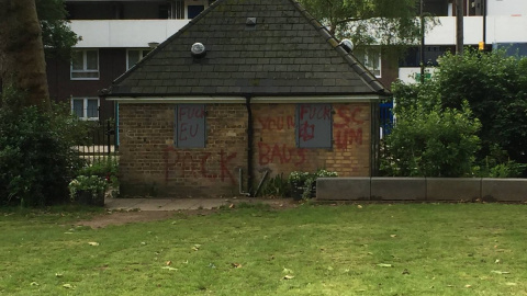 Pintadas xenófobas halladas en un centro comunitario cultural polaco en el barrio de Hammersmith compartidas vía Twitter