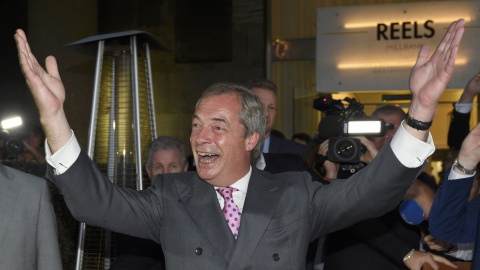 El líder del UKIP, Nigel Farage, celebrando el resultado del referéndum que certificó la salida del Reino Unido de la UE.-REUTERS