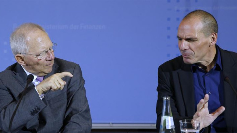 El ministro de finanzas griego, Yanis Varoufakis (derecha), y su homólogo alemán Wolfgang Schäuble, en la rueda de prensa que ofrecieron el pasado febrero tras una reunión en Berlín. REUTERS