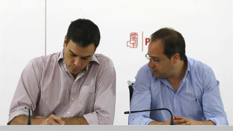 Pedro Sánchez y César Luena, durante la reunión de la Comisión Ejecutiva Federal en Ferraz. / PACO CAMPOS (EFE)