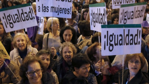 Mujeres participando en una manifestación por la igualdad. EFE