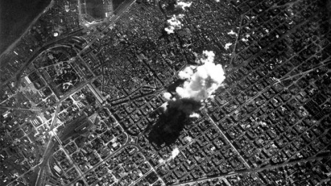 Fotografía de Sergio Trati del bombardeo de Barcelona durante la Guerra Civil, efectuado por un bombardero italiano, a las 14.45.