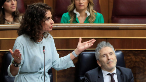 La ministra de Hacienda, María Jesús Montero, responde a una pregunta de la oposición durante la sesión de control en el Pleno del Congreso. EFE/ Fernando Alvarado