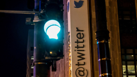 El logo de Twitter en la fachada de su sede corporativa en San Francisco (California, EEUU).