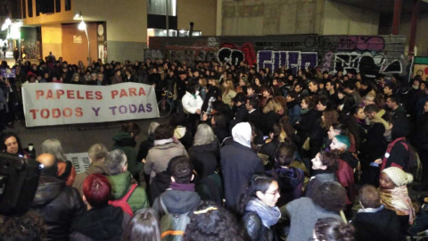 Concentració en solidaritat a les temporeres de Huelva a Barcelona, convocada per l'Assemblea Antiracista davant la tancada migrant de l'Escola Massana. Maria Rubio