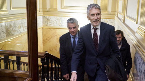 El ministro del Interior, Fernando Grande-Marlaska (d), a su llegada al Congreso de los Diputados, el 8 de noviembre de 2022.