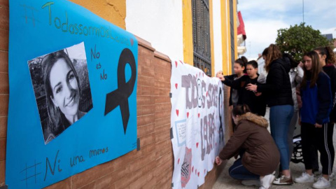 Jóvenes del instituto de la localidad onubense de Zalamea la Real colocan carteles realizados por ellos mismos en repulsa por la muerte de la joven zamorana Laura Luelmo. - EFE