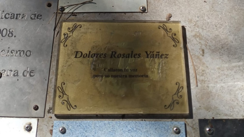 Placa de Dolores Rosales en el memorial del parque natural. - Cedida