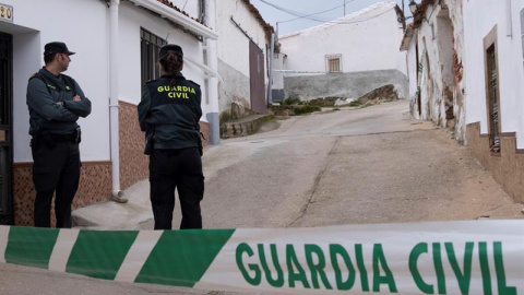 Efectivos de la Guardia Civil custodian la casa donde vive Bernardo M., detenido por su presunta implicación en el crimen de Laura Luelmo | EFE