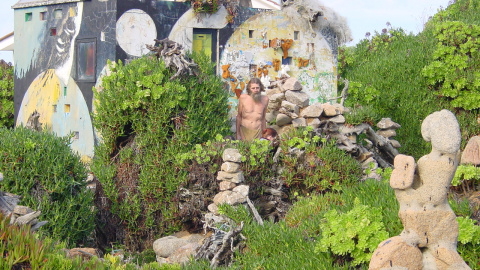 Man, en su jardín-museo de Camelle. / CAMIÑO DOS FAROS