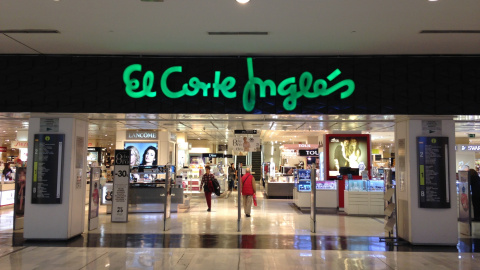 Entrada de la tienda de El Corte Inglés en el centro comercial La Vaguada, en la zona norte de Madrid.