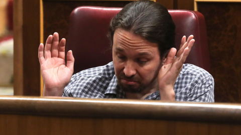 El líder de Unidas Podemos, Pablo Iglesias, gesticula en su escaño durante el pleno extraordinario sobre de la crisis del Open Arms. EFE/ Kiko Huesca