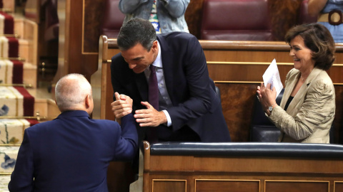 El presidente del Gobierno en funciones, Pedro Sánchez (c), felicita al diputado Rafael Simancas (i) tras su intervención durante el pleno extraordinario en el Congreso de los Diputados, sobre la crisis del Open Arms. EFE/ Kiko Huesca