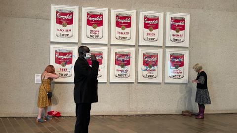 Dos activistas ambientales se adhirieren este miércoles con pegamento a la obra de 'Latas de sopa Campbell' de Andy Warhol, en Asutralia, a 9 de noviembre de 2022.