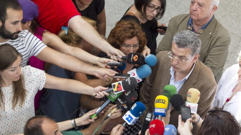 Los consejeros de Sanidad y de Ciudadanía y Derechos Sociales, Sebastián Celaya (d) y Victoria Broto (i), respectivamente, hacen declaraciones en el Hospital Miguel Servet de Zaragoza donde se encuentran ingresados los heridos en el incendi