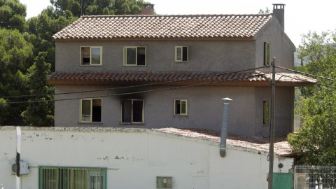 Vista de la residencia privada de Santa Fe, en la localidad de Cuarte de Huerva, cerca de Zaragoza, donde anoche un incendio causó la muerte a ocho ancianos y heridas a otros doce. El origen del fuego se ha situado en una de las habitacione