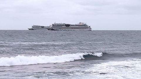 Dos cruceros frente a Las Palmas.