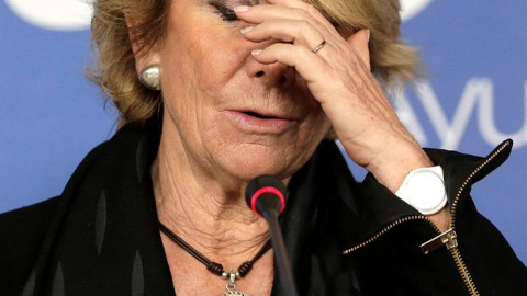 La portavoz del PP en el Ayuntamiento de Madrid, Esperanza Aguirre, durante la rueda de prensa que ha ofrecido hoy después de la reunión con los concejales de su grupo municipal, tras dimitir ayer como presidenta del PP de Madrid. EFE/Emili