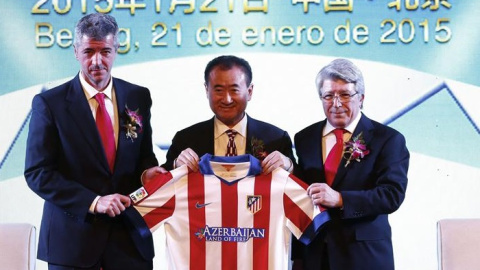 El magnate y propietario de Wanda, Wang Jianlin, junto a Enrique Cerezo y Miguel Ángel Gil en la firma del acuerdo con el Atlético en 2015. /EFE