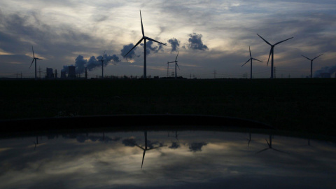 Un parque de aerogeneradores junto a una central térmiCa de la alemana RWE, cerca de Colonia. REUTERS