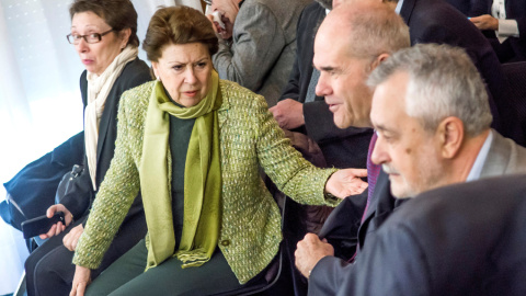 La exconsejera de Economía y Hacienda y exministra de Fomento, Magdalena Álvarez, conversa con los expresidentes de la Junta de Andalucía Manuel Chaves y José Antonio Griñán, junto a la ex consejera de Economía Carmen Martínez Aguayo, en la