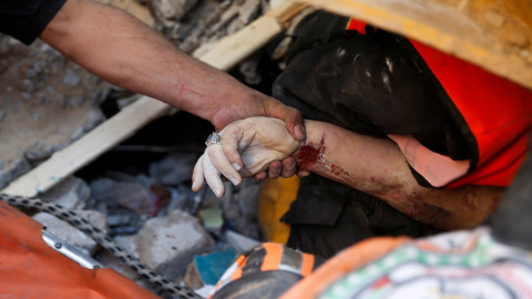 Un cadáver en Gaza, sepultado por un derrumbamiento.